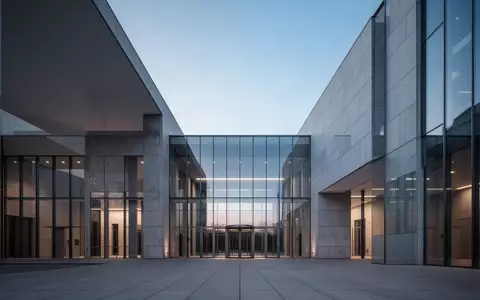 Moderne Fassade eines öffentlichen Verwaltungsgebäudes in Deutschland bei Tagesanbruch. - Foto: über boerse-global.de