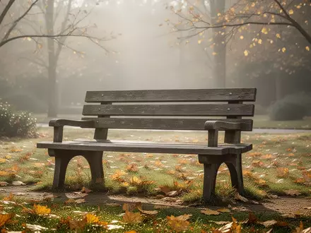 Ein einsamer Parkbank in einem herbstlichen Garten bei sanftem Morgenlicht. - Foto: über boerse-global.de