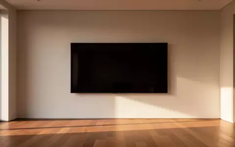 Modernes Wohnzimmer mit einem großen, ausgeschalteten Fernsehbildschirm an einer hellen Wand bei natürlichem Tageslicht. - Foto: über boerse-global.de