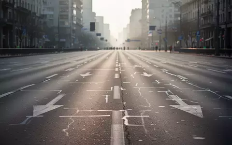 Eine leere Laufstrecke auf einer asphaltierten Stadtstraße bei morgendlichem Licht. - Foto: über boerse-global.de