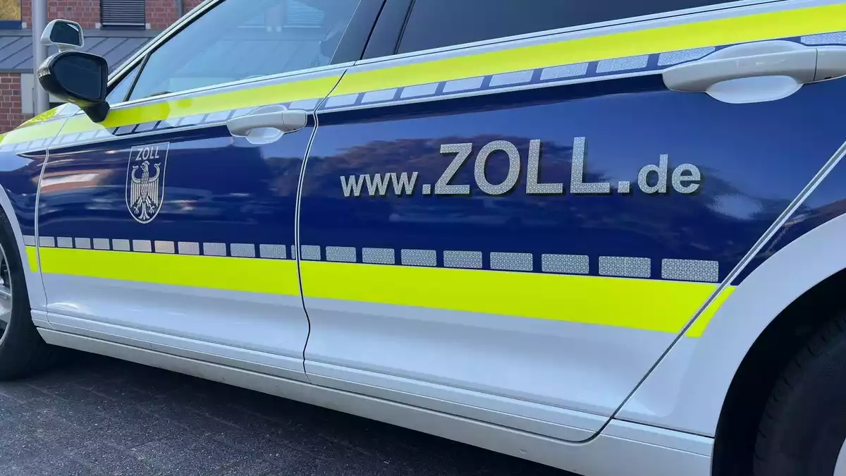 HZA-KR: Zoll vereitelt Fluchtversuch und stellt hohe Bargeldsumme sicher / Bundesweite Schwerpunktkontrolle. Barbershops und Nagelstudios im Fokus - Bild: presseportal.de
