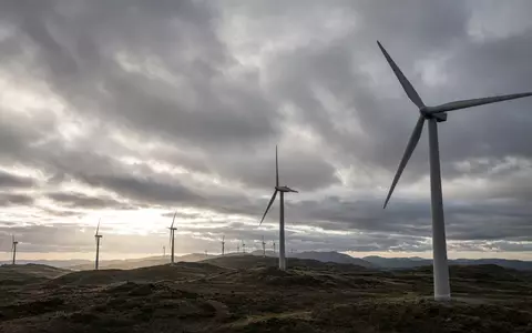 Moderne Windkraftanlagen in einem Windpark unter einem bewölkten Himmel. - Foto: über boerse-global.de