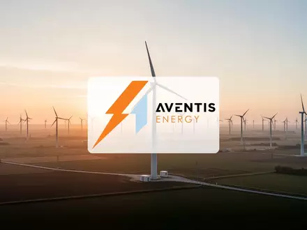Moderne Windkraftanlagen in einer weiten Landschaft bei Sonnenaufgang als Symbol für erneuerbare Energien. - Foto: über boerse-global.de