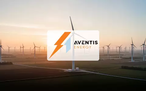 Moderne Windkraftanlagen in einer weiten Landschaft bei Sonnenaufgang als Symbol für erneuerbare Energien. - Foto: über boerse-global.de