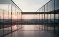 Moderne Glasfassade eines Bürogebäudes in einem Industriepark bei Sonnenaufgang als Symbol für wirtschaftliches Wachstum. - Foto: über boerse-global.de