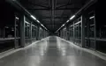 Leerer Bahnsteig in einem Bahnhof mit moderner Architektur bei Nacht. - Foto: über boerse-global.de
