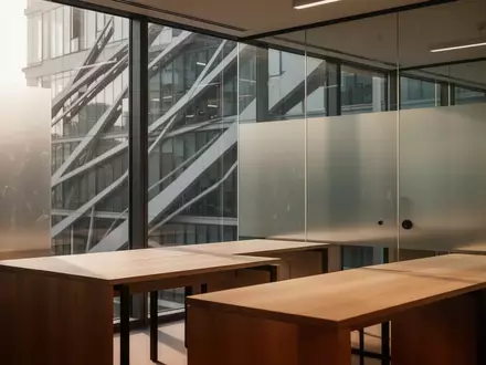 Ein minimalistisch gestalteter, leerer Arbeitsbereich in einem modernen Bürogebäude mit hellem Tageslicht. - Foto: über boerse-global.de