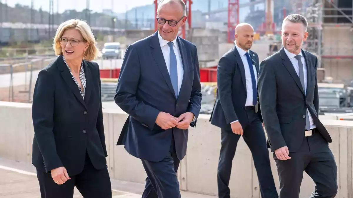 Der Kanzler macht sich im Saarland ein Bild vom Umbau der Stahlindustrie  - Bild: Harald Tittel/dpa