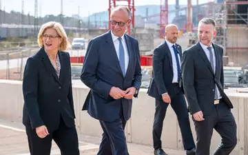 Der Kanzler macht sich im Saarland ein Bild vom Umbau der Stahlindustrie  - Foto: Harald Tittel/dpa