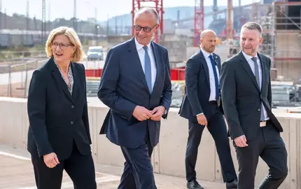 Der Kanzler macht sich im Saarland ein Bild vom Umbau der Stahlindustrie  - Foto: Harald Tittel/dpa