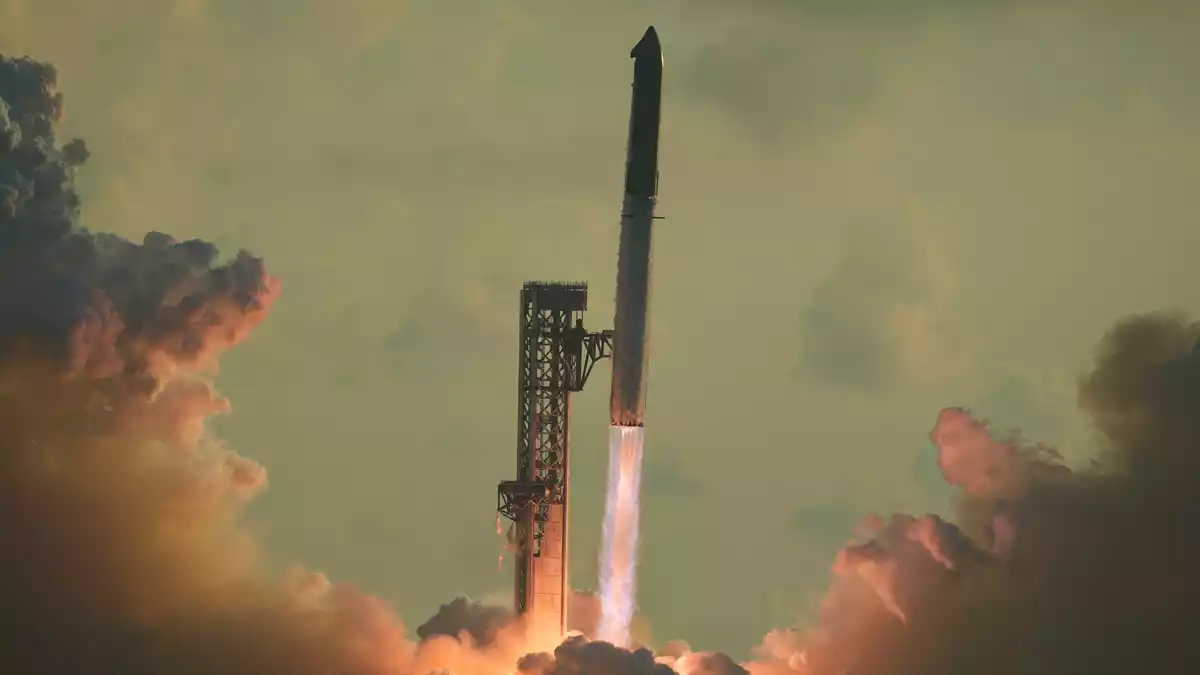 Das Raketensystem «Starship» von SpaceX startet von Starbase in Texas zu einem Testflug - Bild: Eric Gay/AP/dpa