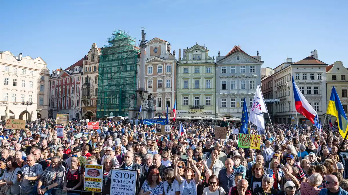 Tausende nahmen an einer Demonstration gegen Populisten und Extremisten auf dem Altstädter Ring in Prag teil. - Bild: Kamaryt Michal/CTK/dpa