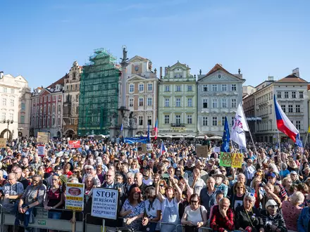 Tausende nahmen an einer Demonstration gegen Populisten und Extremisten auf dem Altstädter Ring in Prag teil. - Foto: Kamaryt Michal/CTK/dpa