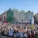 Tausende nahmen an einer Demonstration gegen Populisten und Extremisten auf dem Altstädter Ring in Prag teil. - Bild: Kamaryt Michal/CTK/dpa