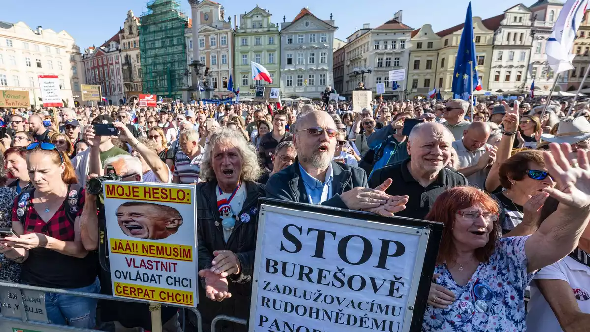 Sie folgten einem Aufruf der Bewegung Eine Million Augenblicke für Demokratie. - Bild: Kamaryt Michal/CTK/dpa