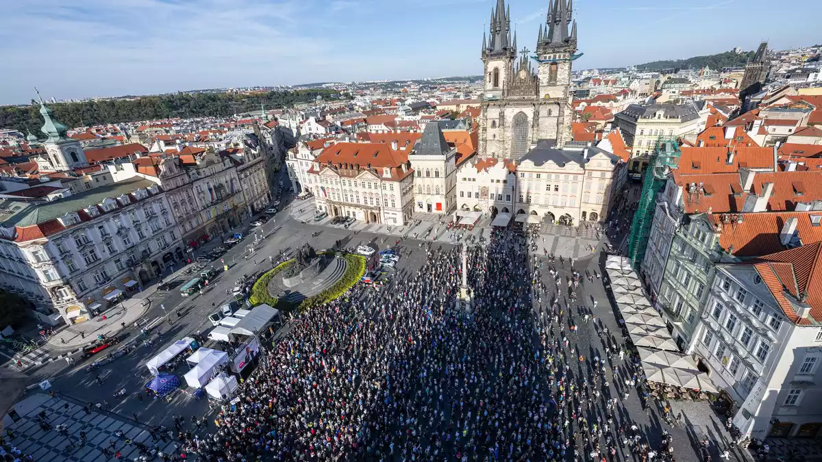 Die Kundgebung fand knapp zwei Wochen vor Teilsenats- und Kommunalwahlen statt. - Bild: Kamaryt Michal/CTK/dpa
