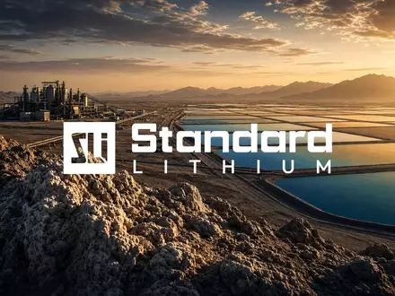 Industrielle Lithium-Extraktionsanlage in einer weiten Wüstenlandschaft zur Symbolisierung des Rohstoffhandels. - Foto: über boerse-global.de