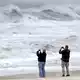 Der Sturm bringt hohe Wellen, Wind und Regen mit sich.  - Bild: Noah K. Murray/AP/dpa