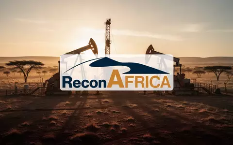 Ölförderanlage in einer afrikanischen Savannenlandschaft bei Sonnenaufgang. - Foto: über boerse-global.de