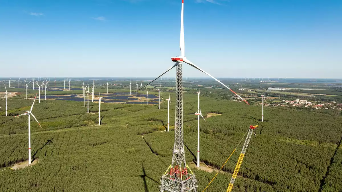 Der Höhenwindturm - hier noch im Bau - ist die höchste Windenergieanlage der Welt und zugleich das zweithöchste Bauwerk Deutschlands. (Archivbild) - Bild: Frank Hammerschmidt/dpa