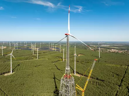 Der Höhenwindturm - hier noch im Bau - ist die höchste Windenergieanlage der Welt und zugleich das zweithöchste Bauwerk Deutschlands. (Archivbild) - Foto: Frank Hammerschmidt/dpa