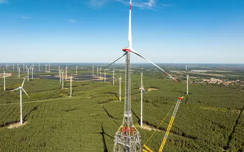 Der Höhenwindturm - hier noch im Bau - ist die höchste Windenergieanlage der Welt und zugleich das zweithöchste Bauwerk Deutschlands. (Archivbild) - Foto: Frank Hammerschmidt/dpa