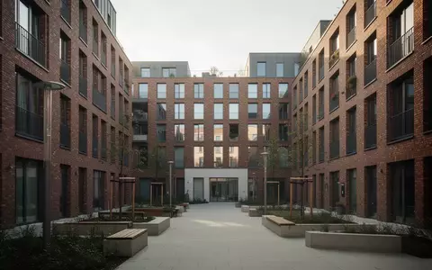 Ein ruhiger, moderner Innenhof zwischen städtischen Wohngebäuden in Hamburg bei Tageslicht. - Foto: über boerse-global.de