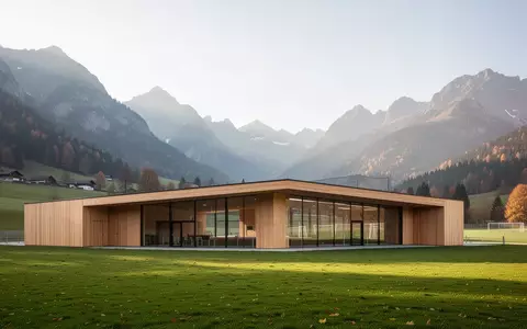 Modernes Sportgebäude in einer alpinen Landschaft bei Tageslicht - Foto: über boerse-global.de