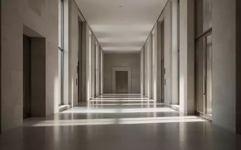 Ein leerer, minimalistischer Flur in einem modernen Regierungsgebäude mit klaren architektonischen Linien und natürlichem Lichteinfall. - Foto: über boerse-global.de