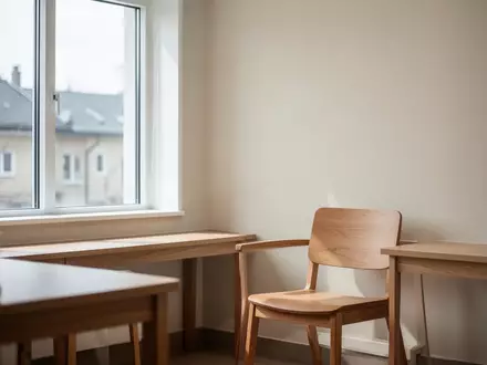 Ein heller, minimalistisch eingerichteter Beratungsraum in einem Gesundheitszentrum mit moderner Holzmöblierung und Tageslicht. - Foto: über boerse-global.de