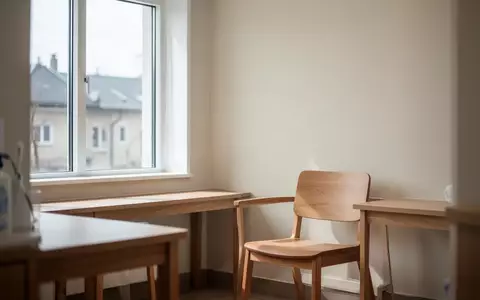 Ein heller, minimalistisch eingerichteter Beratungsraum in einem Gesundheitszentrum mit moderner Holzmöblierung und Tageslicht. - Foto: über boerse-global.de