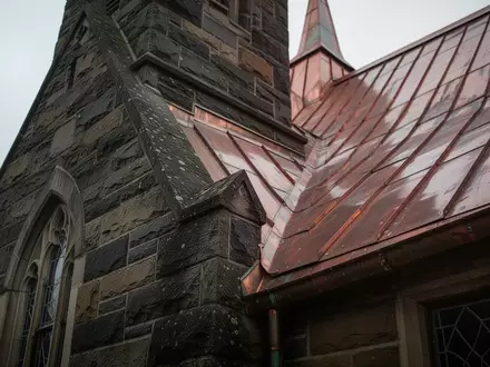 Detailaufnahme der Fassade und des Kupferdachs der Ludwigskirche in Freiburg mit sichtbaren Spuren der Zeit. - Foto: über boerse-global.de