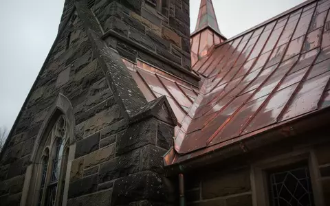 Detailaufnahme der Fassade und des Kupferdachs der Ludwigskirche in Freiburg mit sichtbaren Spuren der Zeit. - Foto: über boerse-global.de