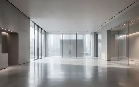 Ein minimalistischer, leerer Ausstellungsraum mit polierten Betonböden und großen Fensterfronten in einem modernen Gebäude. - Foto: über boerse-global.de