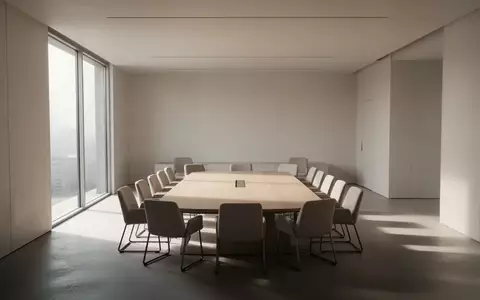 Ein minimalistischer, leerer Konferenzraum mit natürlichem Lichteinfall, der eine ruhige und professionelle Atmosphäre vermittelt. - Foto: über boerse-global.de