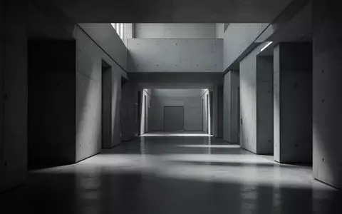Ein kühler, minimalistischer Flur in einem modernen Regierungsgebäude mit langen Schatten auf dem Betonboden. - Foto: über boerse-global.de