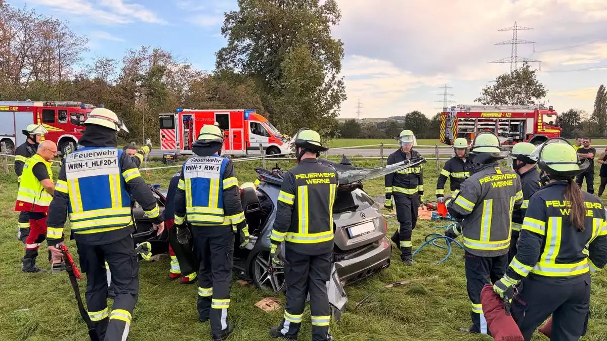 FW-WRN: Verkehrsunfall auf der Lünener Straße - Feuerwehr rettet verletzten Fahrer aus Pkw - Bild: presseportal.de