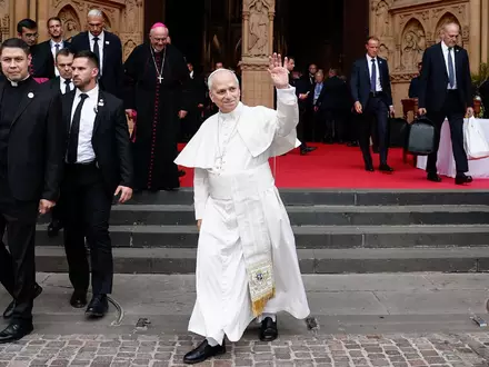 Papst Leo XIV. ist nach vier Tagen in Frankreich zurück in Rom. - Foto: Benoit Tessier/Pool Reuters/AP/dpa