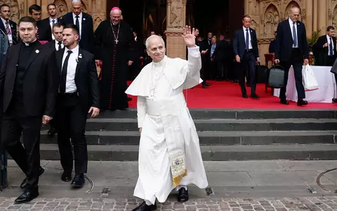 Papst Leo XIV. ist nach vier Tagen in Frankreich zurück in Rom. - Foto: Benoit Tessier/Pool Reuters/AP/dpa