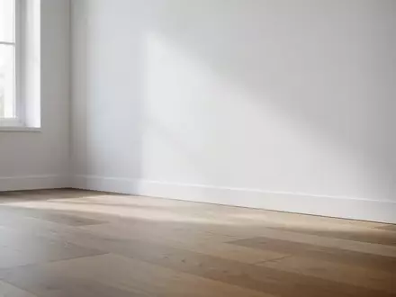 Ein heller, minimalistisch gestalteter Innenraum, der eine saubere und gesunde Wohnatmosphäre symbolisiert. - Foto: über boerse-global.de