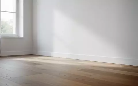 Ein heller, minimalistisch gestalteter Innenraum, der eine saubere und gesunde Wohnatmosphäre symbolisiert. - Foto: über boerse-global.de