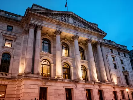 Das Rathaus von New York City in der Abenddämmerung mit neoklassizistischer Architektur und Steinsäulen. - Foto: über boerse-global.de