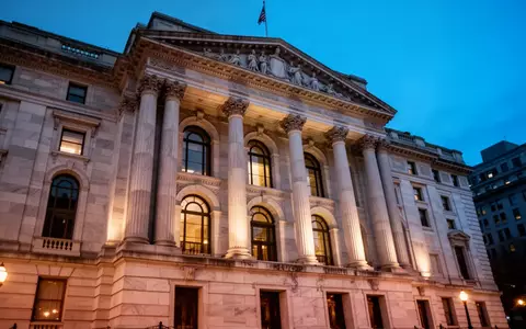 Das Rathaus von New York City in der Abenddämmerung mit neoklassizistischer Architektur und Steinsäulen. - Foto: über boerse-global.de