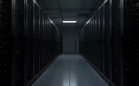 Dunkler Serverraum mit metallischen Schränken in einer technologischen Umgebung. - Foto: über boerse-global.de