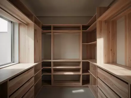 Leeres, minimalistisches Holzregal in einem Kleiderschrank mit natürlichem Lichteinfall. - Foto: über boerse-global.de