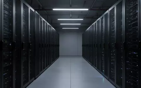 Moderne, minimalistische Server-Infrastruktur in einem klimatisierten Rechenzentrum mit sanfter Beleuchtung. - Foto: über boerse-global.de