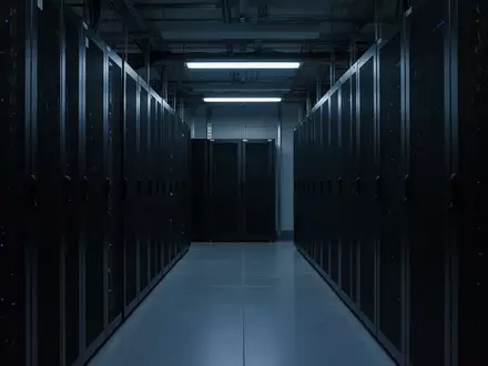 Dunkler, steriler Serverraum mit inaktiven Server-Racks in bläulichem Licht. - Foto: über boerse-global.de