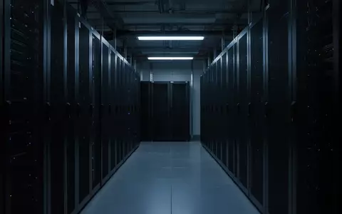 Dunkler, steriler Serverraum mit inaktiven Server-Racks in bläulichem Licht. - Foto: über boerse-global.de