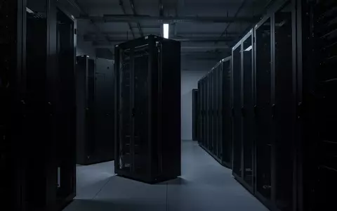 Dunkler, minimalistischer Serverraum mit unbeschrifteten Serverschränken in kühlem, blauem Licht. - Foto: über boerse-global.de