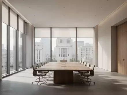Ein minimalistischer, moderner Besprechungsraum in einem Regierungsgebäude mit hellem Tageslicht und einem leeren Tisch. - Foto: über boerse-global.de